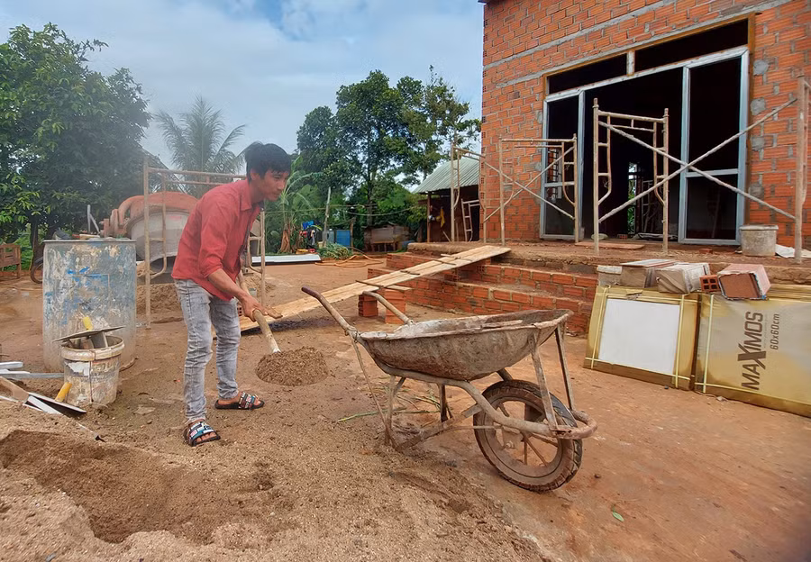 Gia đình CCB Bùi Văn Tĩnh khấp khởi ngày chuyển về nhà mới với sự hỗ trợ kinh phí của đồng đội. Ảnh: Thiên Di