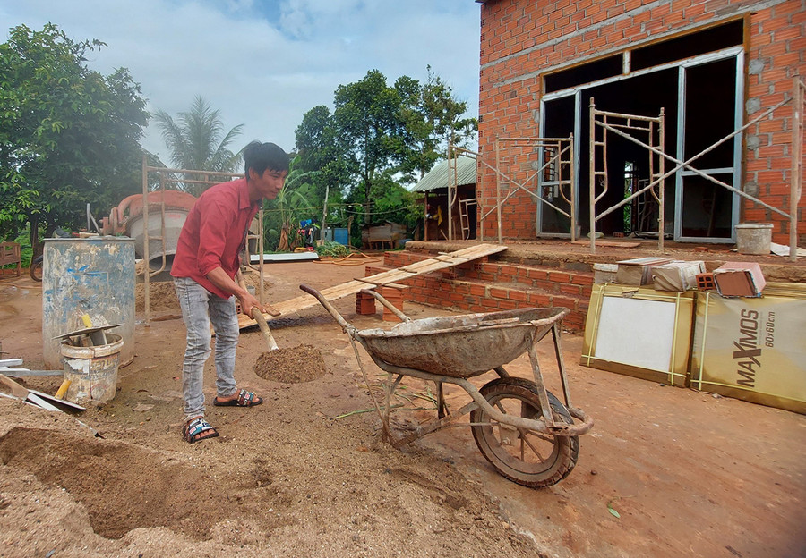 Gia đình CCB Bùi Văn Tĩnh khấp khởi ngày chuyển về nhà mới với sự hỗ trợ kinh phí của đồng đội. Ảnh: Thiên Di Gia đình CCB Bùi Văn Tĩnh khấp khởi ngày chuyển về nhà mới với sự hỗ trợ kinh phí của đồng đội. Ảnh: Thiên Di