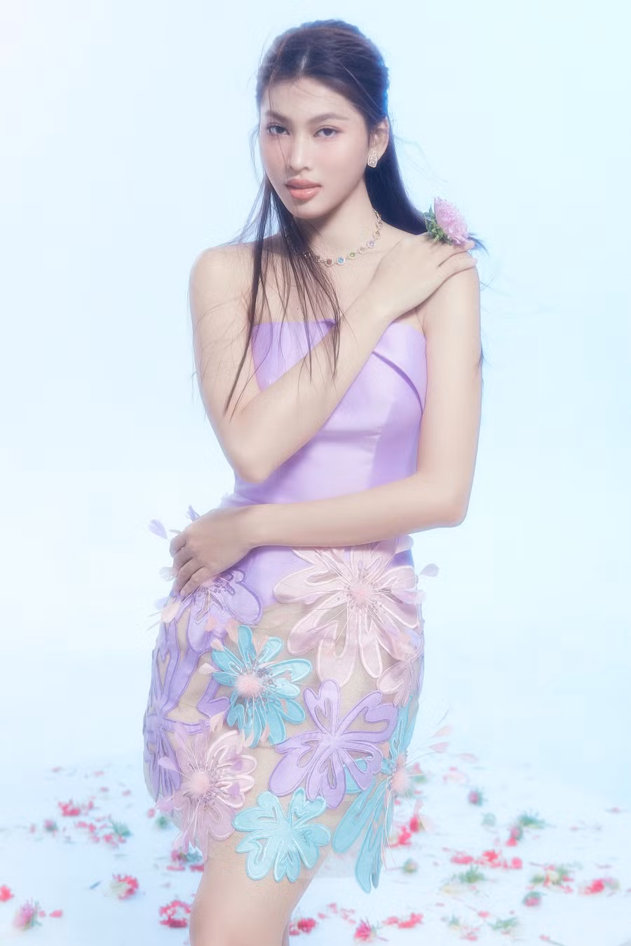 Mừng sinh nhật tuổi 22 của mình, Á hậu Ngọc Thảo vừa tung bộ ảnh ngọt ngào với ý tưởng về những đoá hoa nở rộ cũng chính là cột mốc đánh dấu nhan sắc đang ở thời điểm chín muồi của Á hậu 2 Hoa hậu Việt Nam 2020.