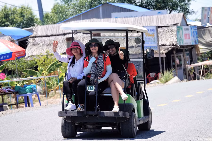 Du khách từ mọi miền Tổ quốc về thăm cực Nam trên đất liền Việt Nam. Ảnh: Mai THanh Hải