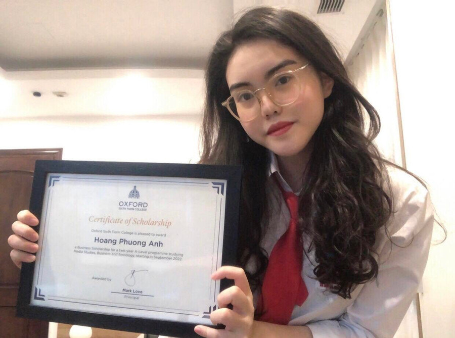 Phương Anh và giấy chứng nhận về học bổng. Ảnh: NVCC Phương Anh và giấy chứng nhận về học bổng. Ảnh: NVCC