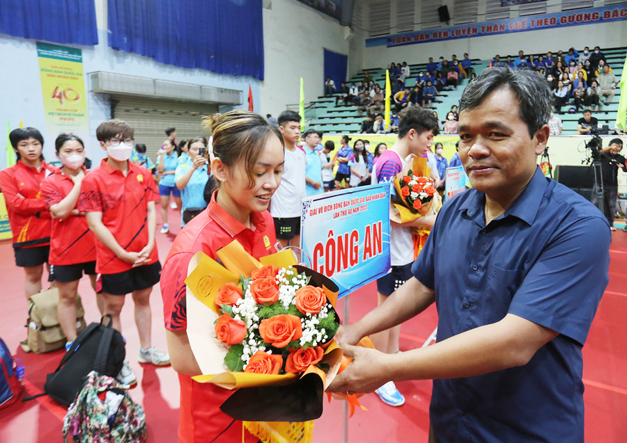 Bí thư Tỉnh ủy Hồ Văn Niên tặng hoa cho các đoàn vận động viên. Ảnh: Văn Ngọc