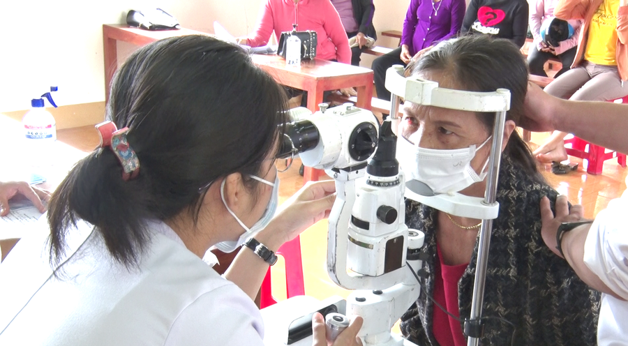  Bệnh viện Mắt Quốc tế Sài Gòn-Gia Lai khám mắt cho người cao tuổi xã Ia Krêl, huyện Đức Cơ. Ảnh: Đinh Yến