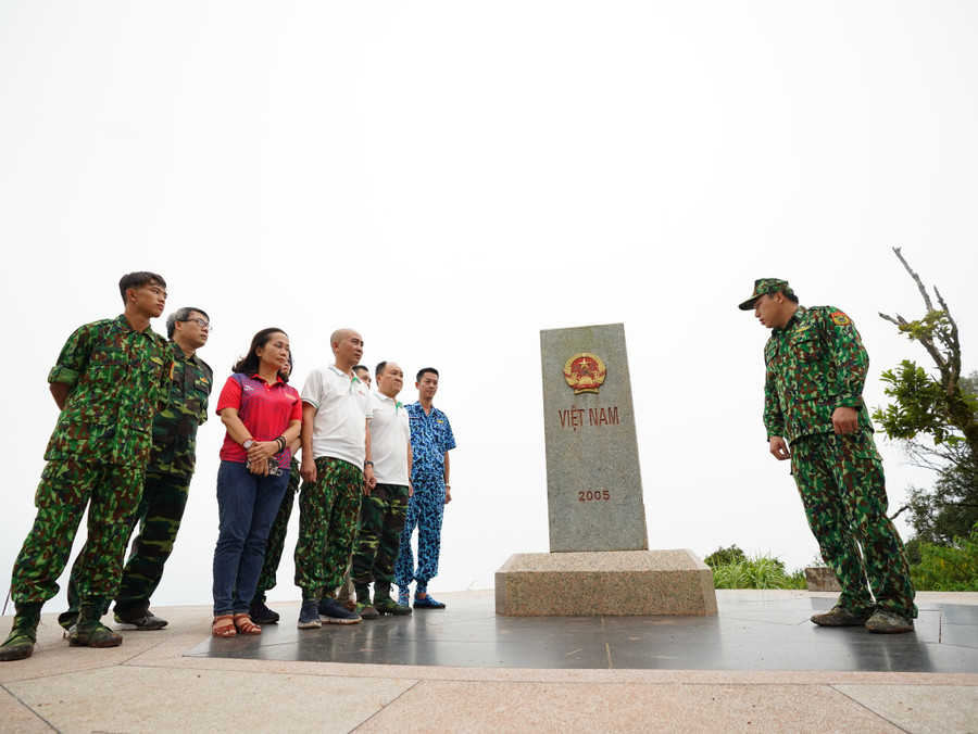  Chỉ huy đồn biên phòng A Pa Chải giới thiệu về mốc giới và điểm cực Tây. Ảnh: Độc Lập