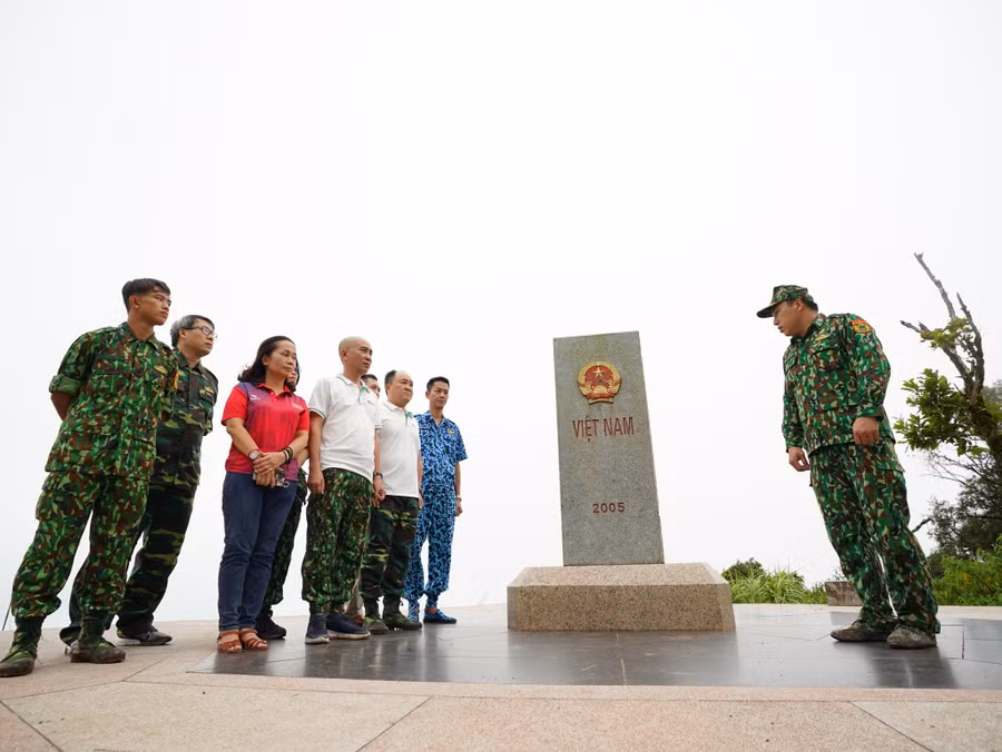  Chỉ huy đồn biên phòng A Pa Chải giới thiệu về mốc giới và điểm cực Tây. Ảnh: Độc Lập