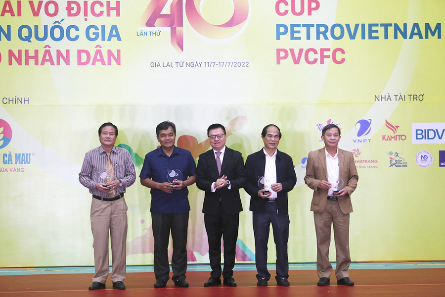Ông Lê Quốc Minh tặng kỷ niệm chương cho các đồng chí lãnh đạo tỉnh vì có nhiều đóng góp cho Giải Vô địch bóng bàn Quốc gia Báo Nhân Dân lần thứ 40 năm 2022. Ảnh: Văn Ngọc Ông Lê Quốc Minh tặng kỷ niệm chương cho ông Hồ Văn Niên, ông Võ Ngọc Thành, ông Huỳnh Thế Mạnh và ông Trần Ngọc Nhung. Ảnh: Văn Ngọc