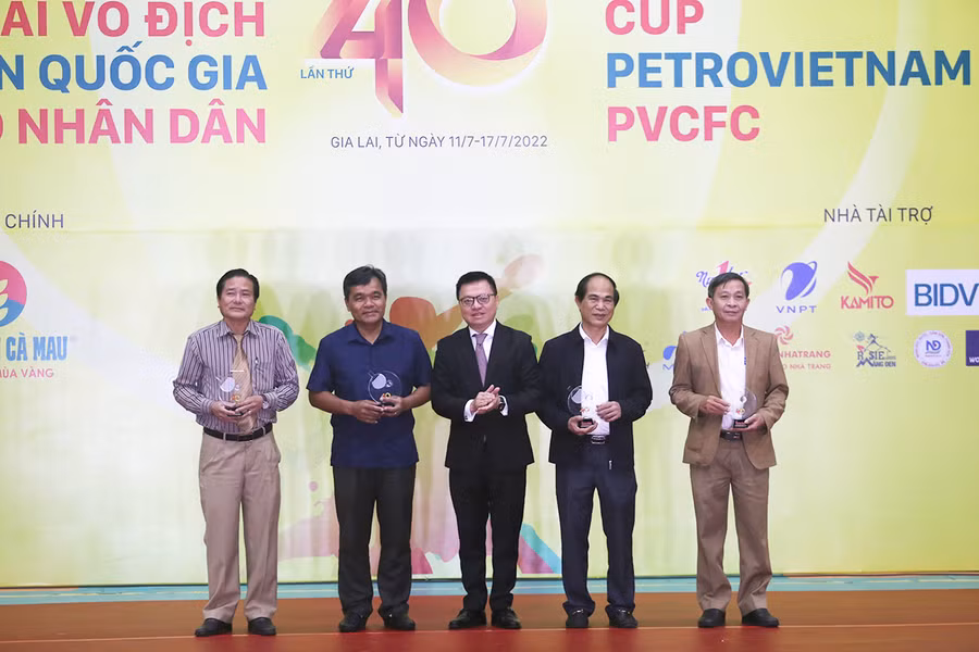 Ông Lê Quốc Minh tặng kỷ niệm chương cho ông Hồ Văn Niên, ông Võ Ngọc Thành, ông Huỳnh Thế Mạnh và ông Trần Ngọc Nhung. Ảnh: Văn Ngọc