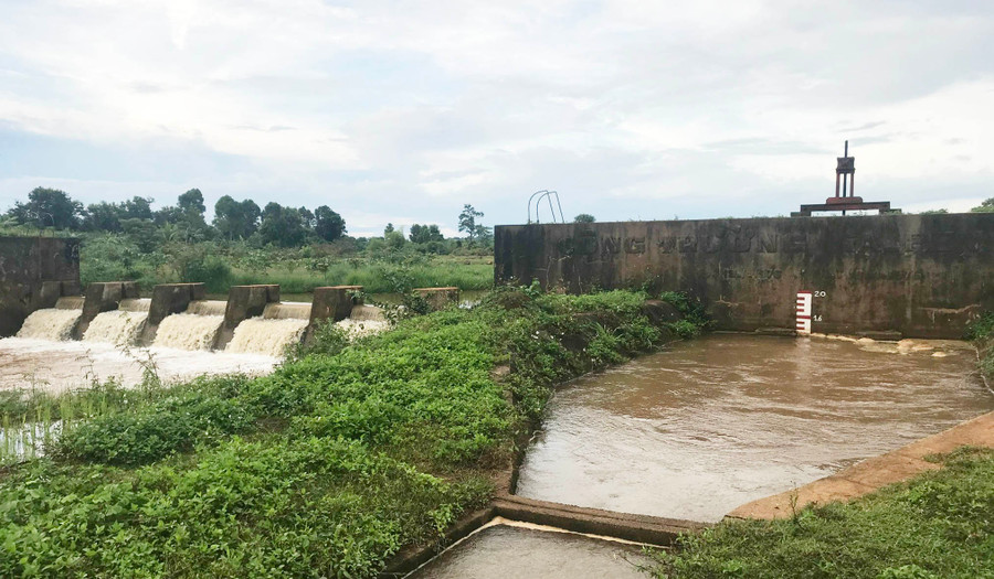  Mực nước tại đập dâng Ia Peet (xã Bờ Ngoong, huyện Chư Sê) đang tăng cao. Ảnh: Nguyễn Diệp 