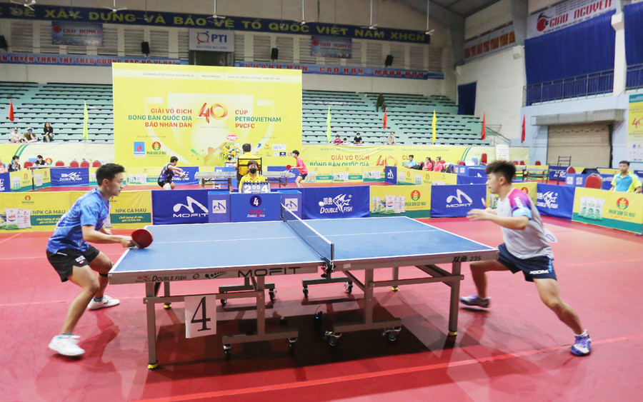 Nguyễn Anh Tú (trái) đã đánh bại Nguyễn Đức Tuân ở trận đấu đơn. Ảnh: Văn Ngọc