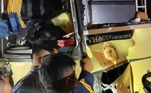 Lực lượng cứu hộ phải cắt cabin để đưa thi thể tài xế xe khách ra ngoài. Ảnh: VT