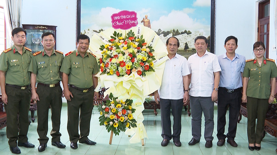  Đồng chí Võ Ngọc Thành, Phó Bí thư Tỉnh ủy, Chủ tịch UBND tỉnh tặng hoa, chúc mừng Công an tỉnh. Ảnh: Nông Hòa