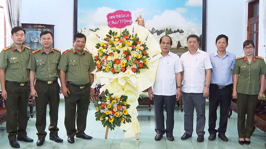  Đồng chí Võ Ngọc Thành, Phó Bí thư Tỉnh ủy, Chủ tịch UBND tỉnh tặng hoa, chúc mừng Công an tỉnh. Ảnh: Nông Hòa