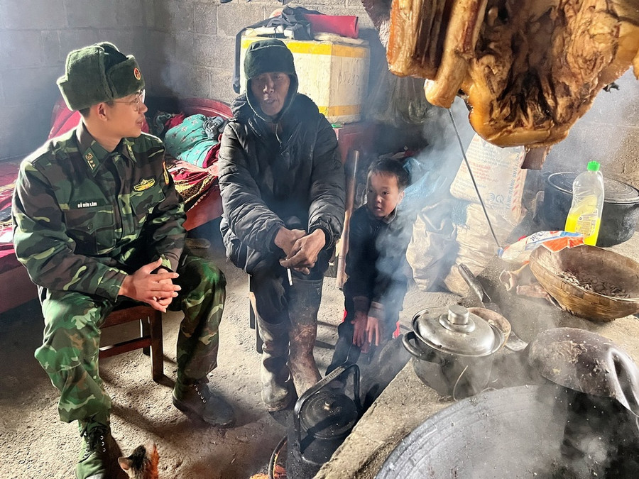 Ông Giàng Chúng Xà kể lại chuyện bảo vệ chủ quyền với cán bộ đồn BP Xín Cái. Ảnh: Mai Thanh Hải