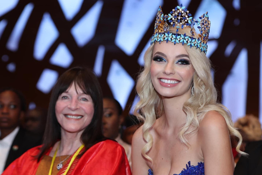 Chủ tịch Miss World thường xuyên đồng hành với Hoa hậu Thế giới 2021 trong những chuyến công tác ở nước ngoài. Ảnh: BTC