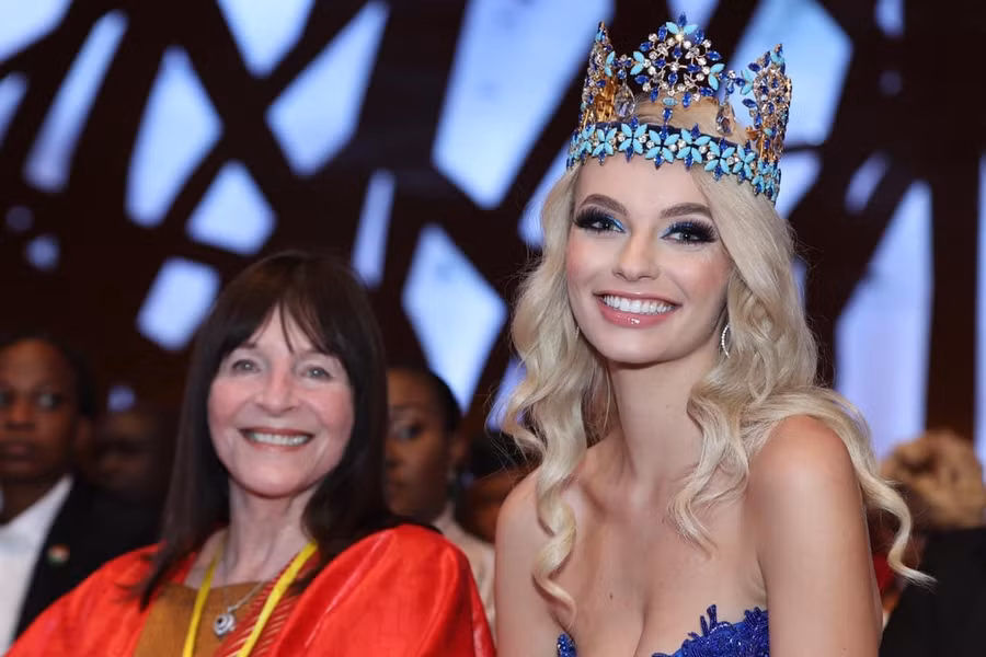 Chủ tịch Miss World thường xuyên đồng hành với Hoa hậu Thế giới 2021 trong những chuyến công tác ở nước ngoài. Ảnh: BTC