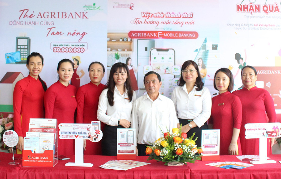  Các sản phẩm dịch vụ hiện đại của Agribank được giới thiệu rộng rãi đến khách hàng. Ảnh: Sơn Ca