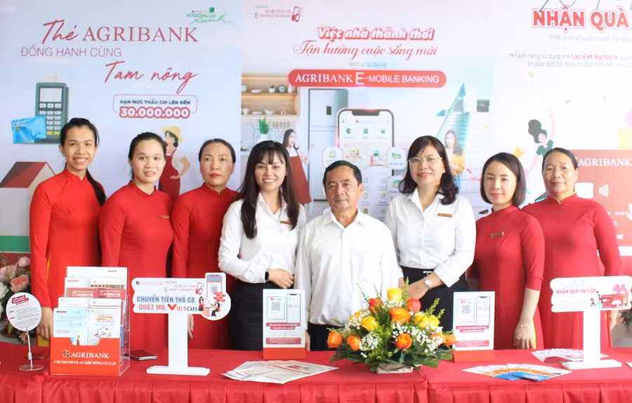  Các sản phẩm dịch vụ hiện đại của Agribank được giới thiệu rộng rãi đến khách hàng. Ảnh: Sơn Ca
