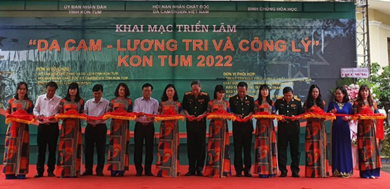 Các đại biểu cắt băng khai mạc triển lãm.