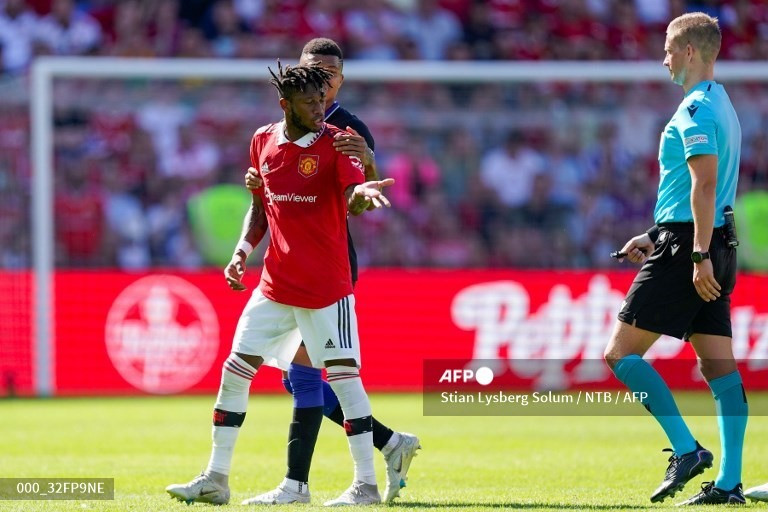 Fred bị đuổi khỏi sân sau tình huống phạm lỗi thô bạo với Morata. Ảnh: AFP