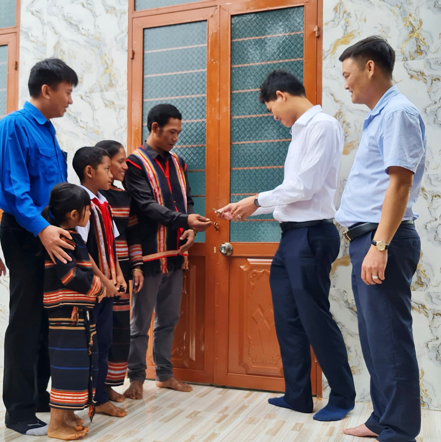 Thành Đoàn Pleiku phối hợp Công ty Bảo hiểm BIDV Bắc Tây Nguyên trao tặng nhà Khăn quàng đỏ cho em Rơ Lan Thác lên lớp 7, Trường THCS Lương Thế Vinh, xã Chư Á. Ảnh: Phan Lài