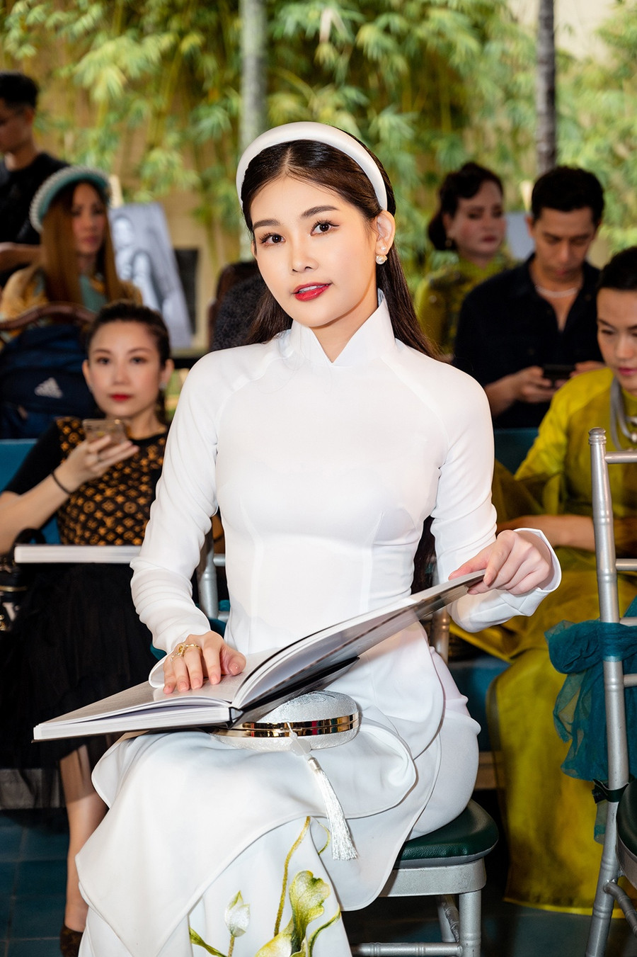 Lê Âu Ngân Anh và trưởng ban tổ chức Hoa hậu Đại dương vẫn giữ mối quan hệ tốt đẹp sau nhiều năm đăng quang. Cô có mặt từ sớm để gửi lời chúc mừng đến nhà thiết kế 