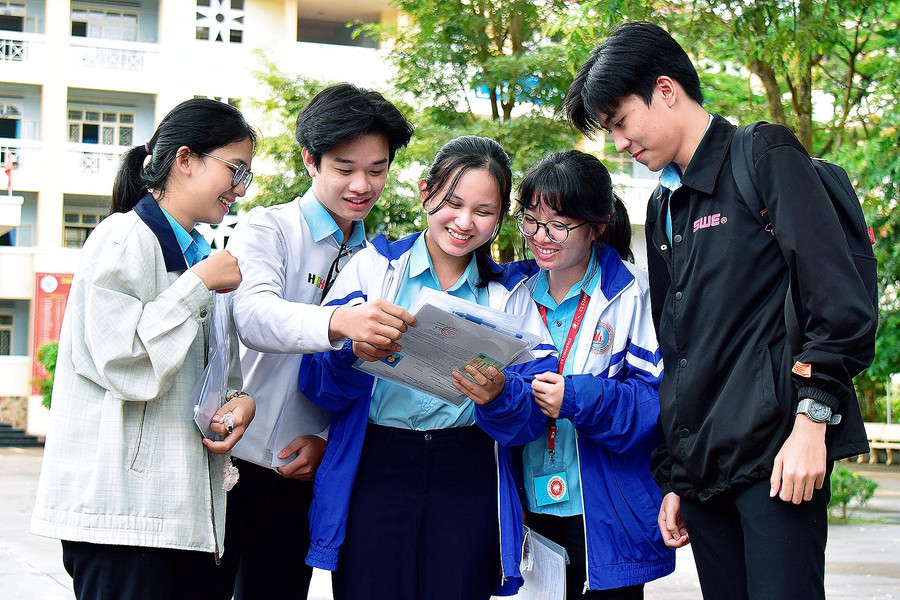 Các thí sinh tự tin sau khi kết thúc môn thi đàu tiên. Ảnh: Đức Thụy