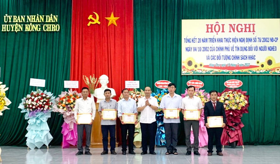  Huyện Kông Chro có nhiều tập thể, cá nhân được tặng giấy khen vì đã có thành tích tiêu biểu trong 20 năm triển khai chính sách tín dụng ưu đãi theo Nghị định số 78 2002 NĐ-CP của Chính phủ. Ảnh: Thúy Ngọc