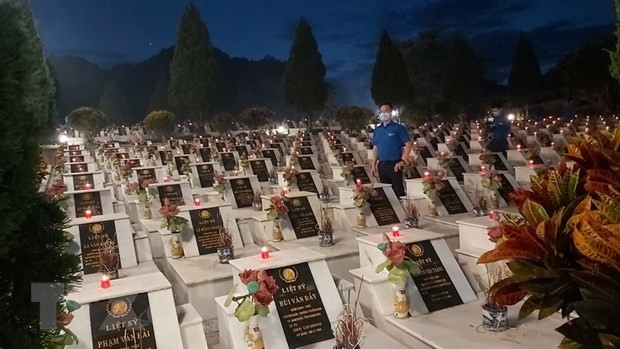 Hàng nghìn ngọn nến được thắp lên tại Nghĩa trang Liệt sỹ Quốc gia Vị Xuyên. (Ảnh: Nguyễn Chiến/TTXVN)  Hàng nghìn ngọn nến được thắp lên tại Nghĩa trang Liệt sỹ Quốc gia Vị Xuyên. (Ảnh: Nguyễn Chiến/TTXVN)