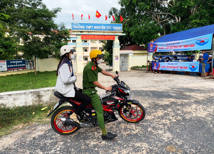 Lực lượng Công an tại điểm thi Trường THPT Nguyễn Tất Thành (huyện Ia Pa) hỗ trợ thí sinh về nhà lấy giấy tờ trước giờ thi. Ảnh: Vũ Chi Lực lượng Công an tại điểm thi Trường THPT Nguyễn Tất Thành (huyện Ia Pa) hỗ trợ thí sinh về nhà lấy giấy tờ trước giờ thi. Ảnh: Vũ Chi