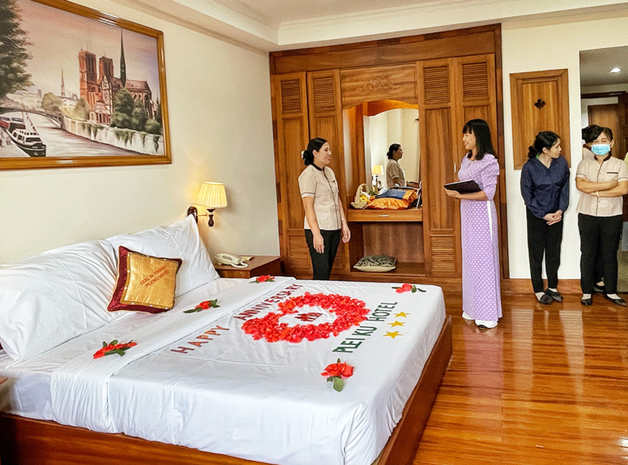 Phần thi nghiệp vụ buồng của thí sinh đến từ Khách sạn Pleiku. Ảnh: Minh Châu  Phần thi nghiệp vụ buồng của thí sinh đến từ khách sạn Pleiku. Ảnh: Minh Châu