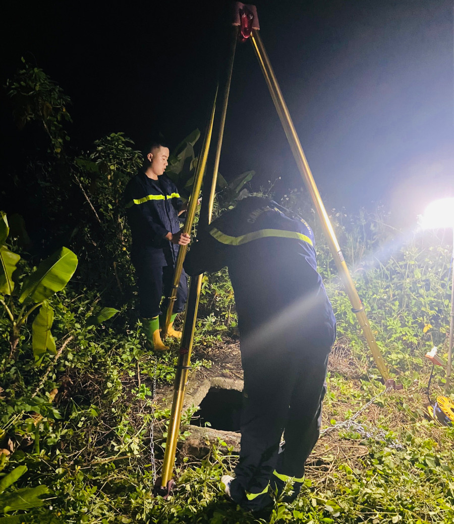 Lực lượng cứu hộ tiến hành trục vớt nạn nhân trong đêm. Ảnh: PN/baokontum