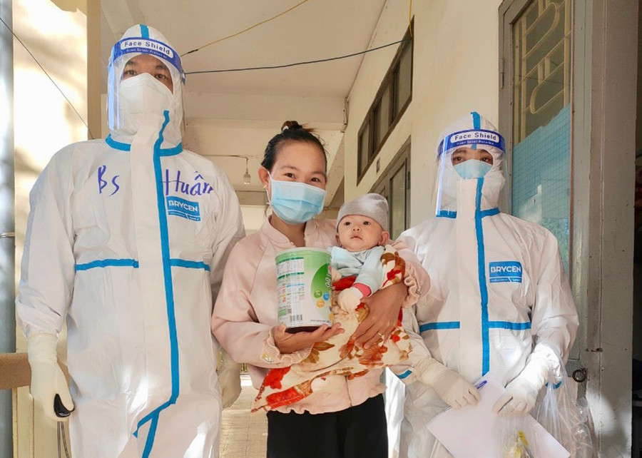  Bác sĩ Nguyễn Công Huấn (bìa trái) trao quà của Mạnh Thường Quân tại Bệnh viện dã chiến số 3. Ảnh: Như Nguyện