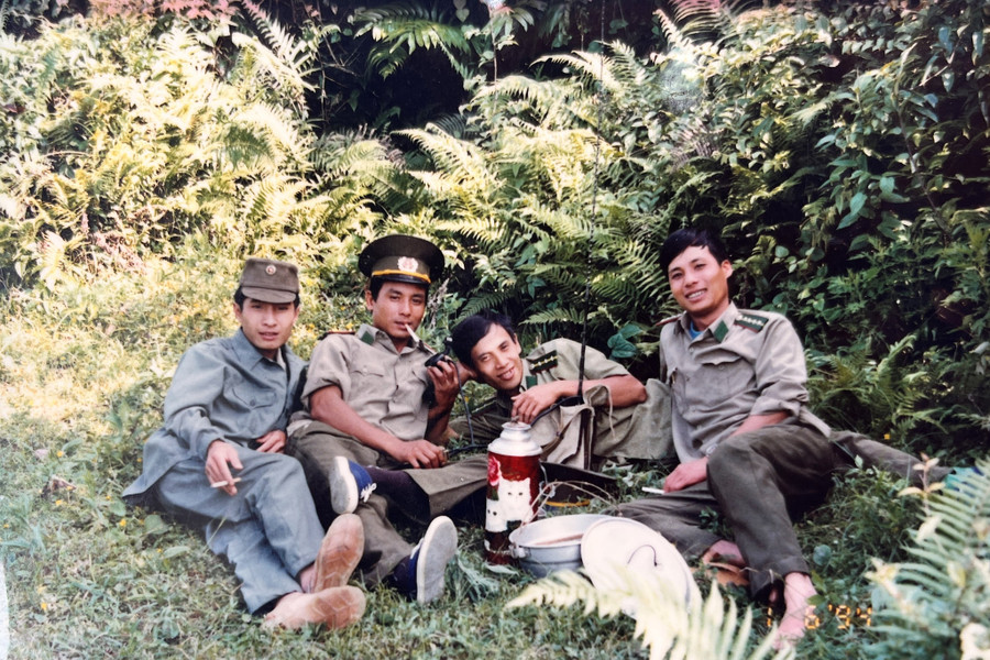 Phút nghỉ hiếm hoi của tổ công tác chống lấn chiếm, đồn Bp Săm Pun (nay là đồn BP Xín Cái), năm 1995. Ảnh: Tư liệu