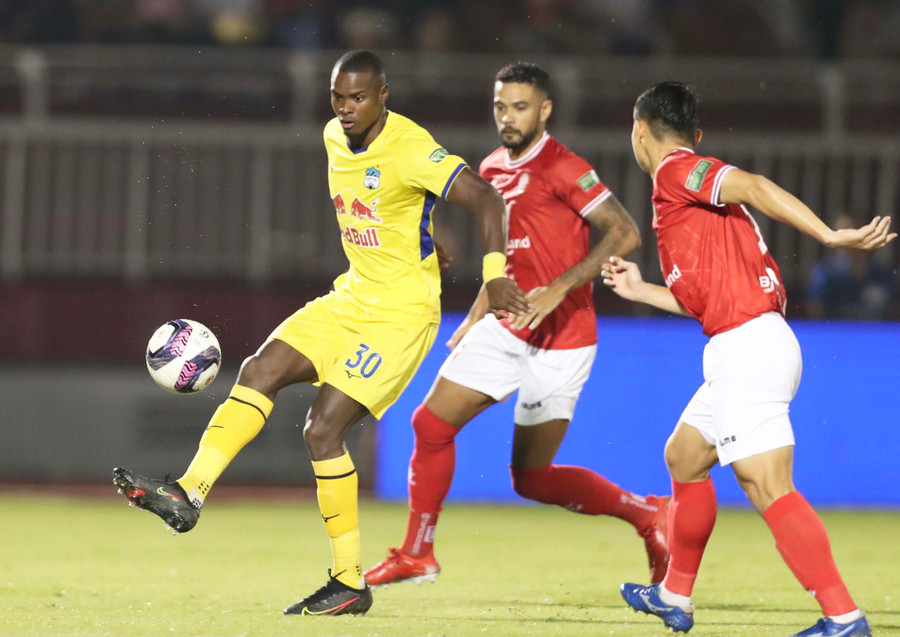 Hoàng Anh Gia Lai (bìa trái) dường như đã thoát khỏi giai đoạn khó khăn. Ảnh: Đức Đồng