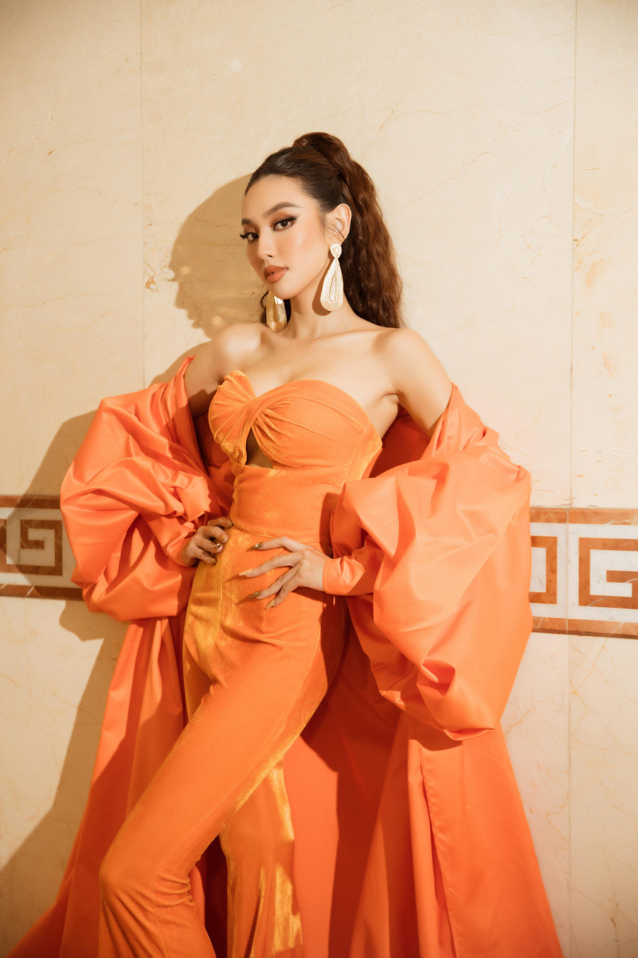 Chiếc áo choàng có kiểu dáng độc đáo và hoành tráng đã tôn lên nét đẹp kiêu sa và quyền lực của Hoa hậu Hòa bình Quốc tế 2021. Chiếc áo choàng có kiểu dáng độc đáo và hoành tráng đã tôn lên nét đẹp kiêu sa và quyền lực của Hoa hậu Hòa bình Quốc tế 2021.