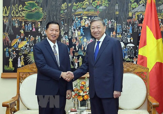 Đại tướng Tô Lâm, Ủy viên Bộ Chính trị, Bộ trưởng Bộ Công an tiếp Trung tướng Vanthong Kongmany, Ủy viên Trung ương Đảng, Thứ trưởng Bộ Công an Lào. (Ảnh: Phạm Kiên/TTXVN)