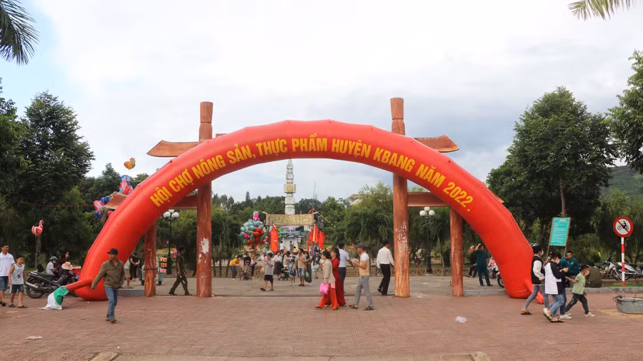 Hội chợ nông sản, thực phẩm năm 2022 diễn ra tại hoa viên (thị trấn Kbang, huyện Kbang). Ảnh: Ngọc Minh