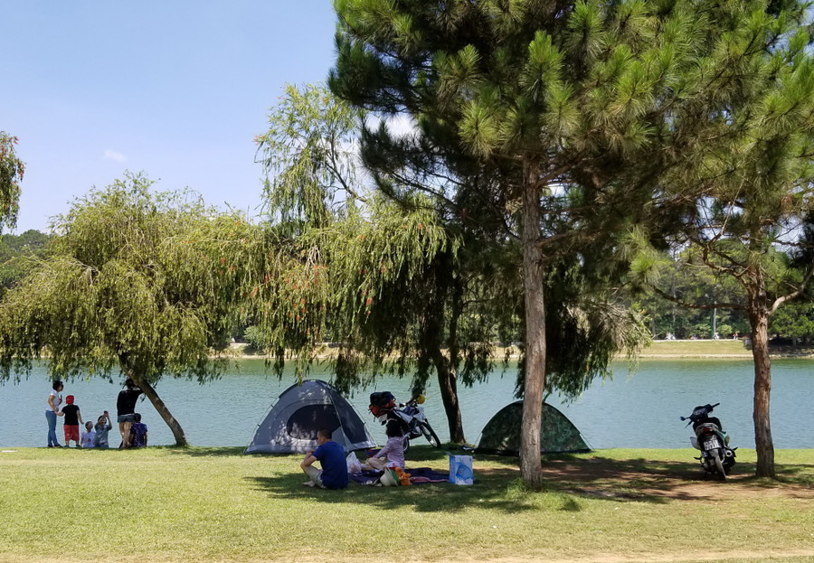  Đà Lạt nghiêm cấm tụ tập ăn uống, đốt lửa, xả rác bên hồ Xuân Hương. Ảnh: LV