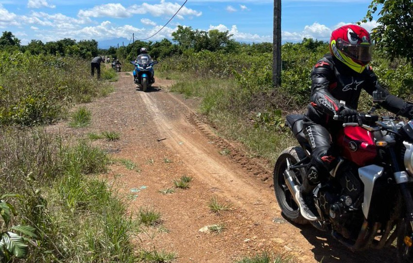 Đoàn phượt bằng xe mô tô phân khối lớn tham quan hang động núi lửa ở xã Buôn Choáh. Ảnh: VL