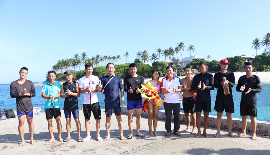 Lãnh đạo H.Lý Sơn tặng hoa chúc mừng các vận động viên. Ảnh: Hải Phong