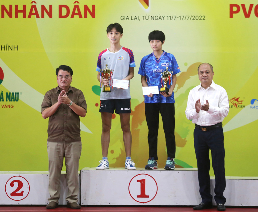 Phó Trưởng ban Tuyên giáo Tỉnh ủy Tống Thới Mốc (bên trái) và Tổng Thư ký Liên đoàn Bóng bàn Việt Nam Phan Anh Tuấn trao giải tay vợt triển vọng cho 2 vận động viên trẻ Bùi Hữu Huy và Nguyễn Hạnh Ngân. Ảnh: Văn Ngọc 2 vận động viên trẻ đạt giải tay vợt triển vọng nam và nữ ở giải đấu năm nay. Ảnh: Văn Ngọc