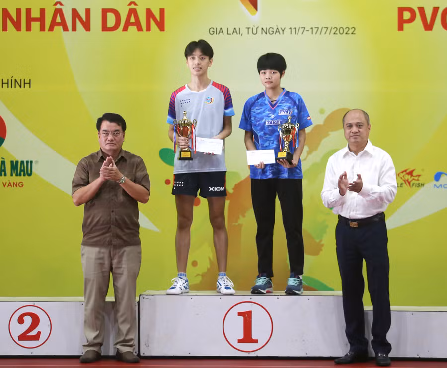 2 vận động viên trẻ đạt giải tay vợt triển vọng nam và nữ ở giải đấu năm nay. Ảnh: Văn Ngọc
