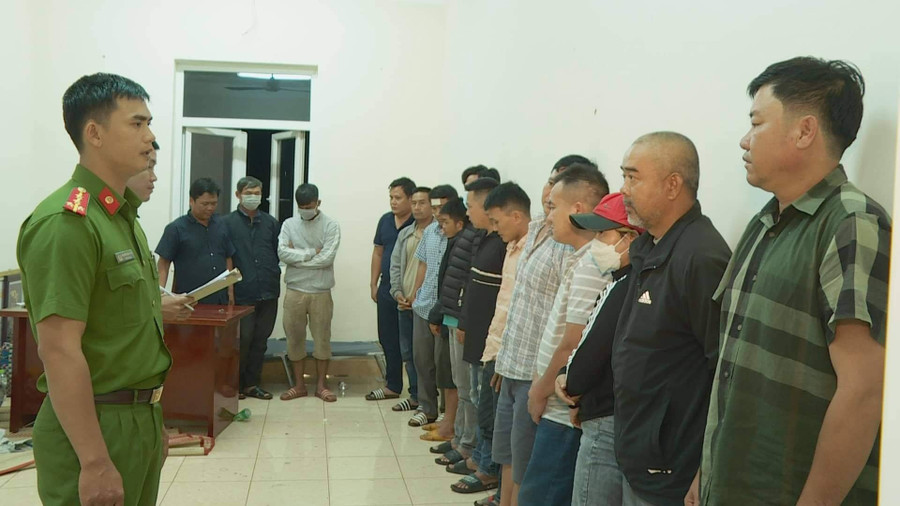 Các nghi phạm trong đường dây lô đề ở TP. Buôn Ma Thuột bị Cơ quan Công an bắt tạm giam. Ảnh nguồn TNO Các nghi phạm bị Cơ quan Công an bắt tạm giam. Ảnh nguồn TNO