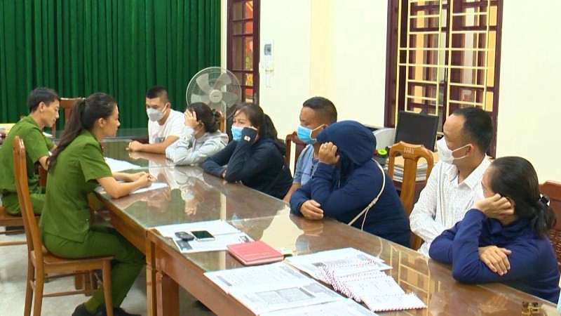 Công an TP. Đồng Hới bắt tạm giam các đối tượng liên quan đến các đường dây lô đề. Ảnh nguồn báo Nhân Dân Công an TP. Đồng Hới bắt tạm giam các đối tượng liên quan đến các đường dây lô đề. Ảnh nguồn báo Nhân Dân