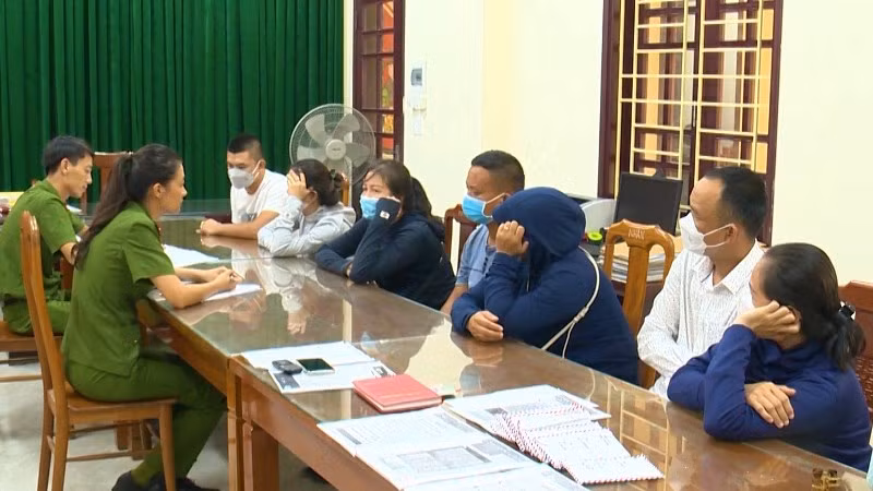 Công an TP. Đồng Hới bắt tạm giam các đối tượng liên quan đến các đường dây lô đề. Ảnh nguồn báo Nhân Dân