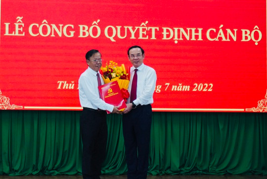 Bí thư Nguyễn Văn Nên trao quyết định của Ban Thường vụ Thành ủy TP HCM cho ông Nguyễn Hữu Hiệp Bí thư Nguyễn Văn Nên trao quyết định của Ban Thường vụ Thành ủy TP HCM cho ông Nguyễn Hữu Hiệp