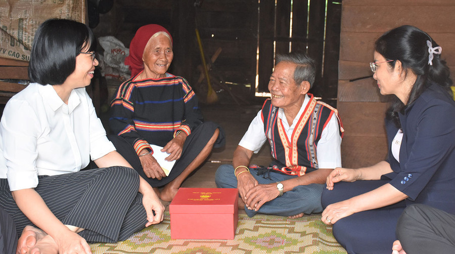 Gia đình bà Rah H'Uah (người có công giúp đỡ cách mạng, làng Tung Neng, xã Ia Dreng) vui mừng đón đoàn công tác của tỉnh. Ảnh: Trần Dung