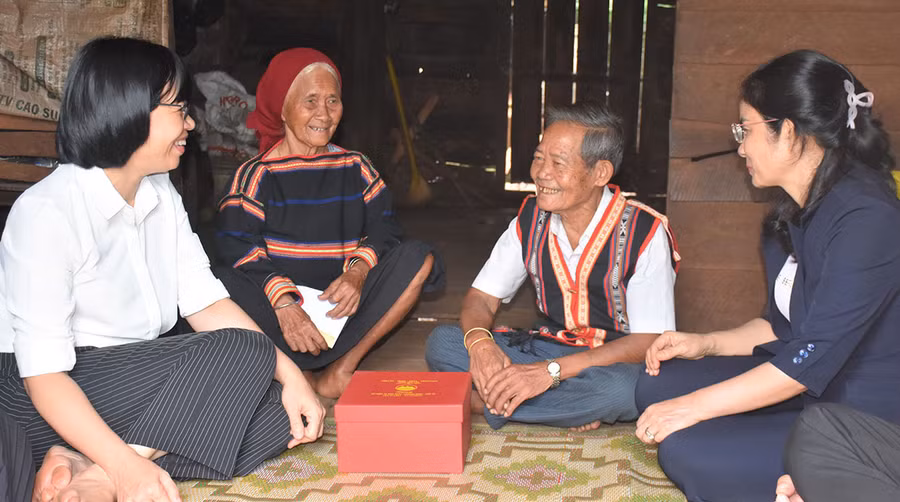 Gia đình bà Rah H'Uah (người có công giúp đỡ cách mạng, làng Tung Neng, xã Ia Dreng) vui mừng đón đoàn công tác của tỉnh. Ảnh: Trần Dung