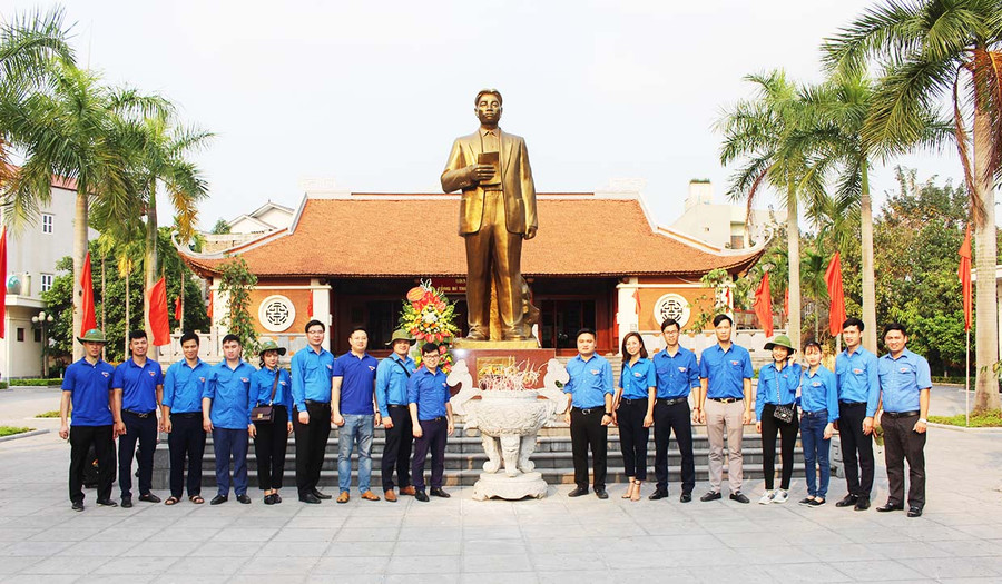 Đoàn viên, thanh niên chụp ảnh lưu niệm tại Khu tưởng niệm cố Tổng Bí thư Nguyễn Văn Cừ ở TP. Từ Sơn, tỉnh Bắc Ninh. Ảnh: Tỉnh Đoàn Bắc Ninh