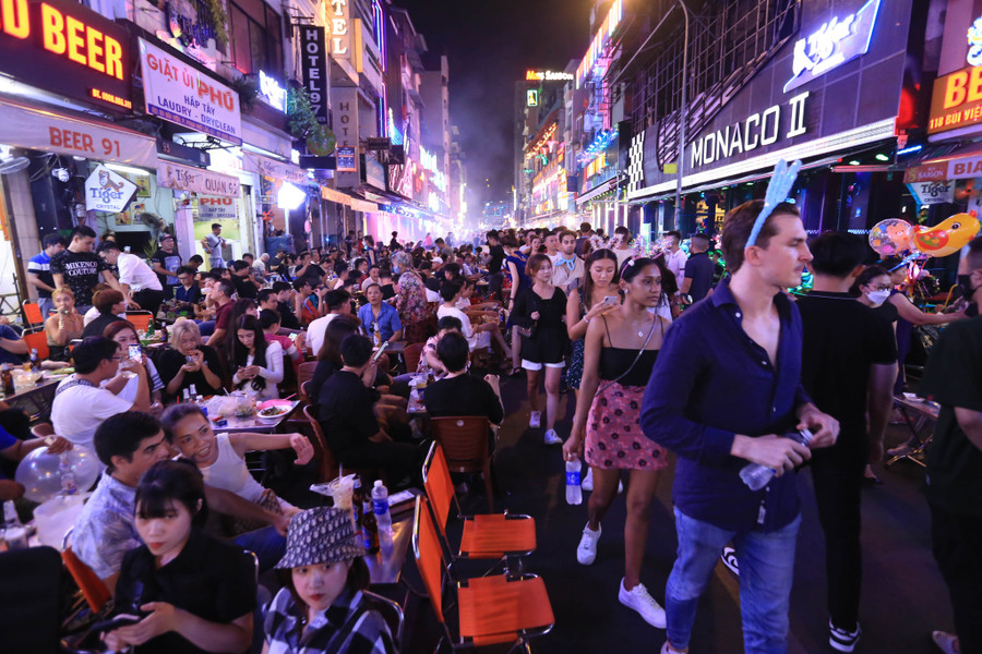 Phố đi bộ Bùi Viện tấp nập khách trong nước và quốc tế. Ảnh: Nhật Thịnh 
